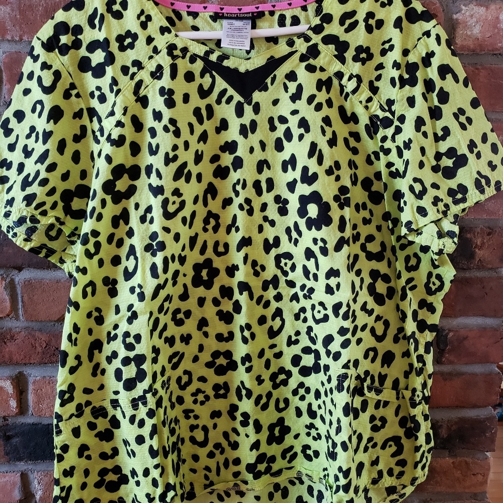 2xl Bright leopard print scrub top